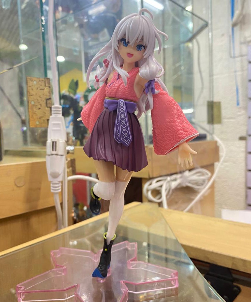 Figura Elaina Edición de Pie