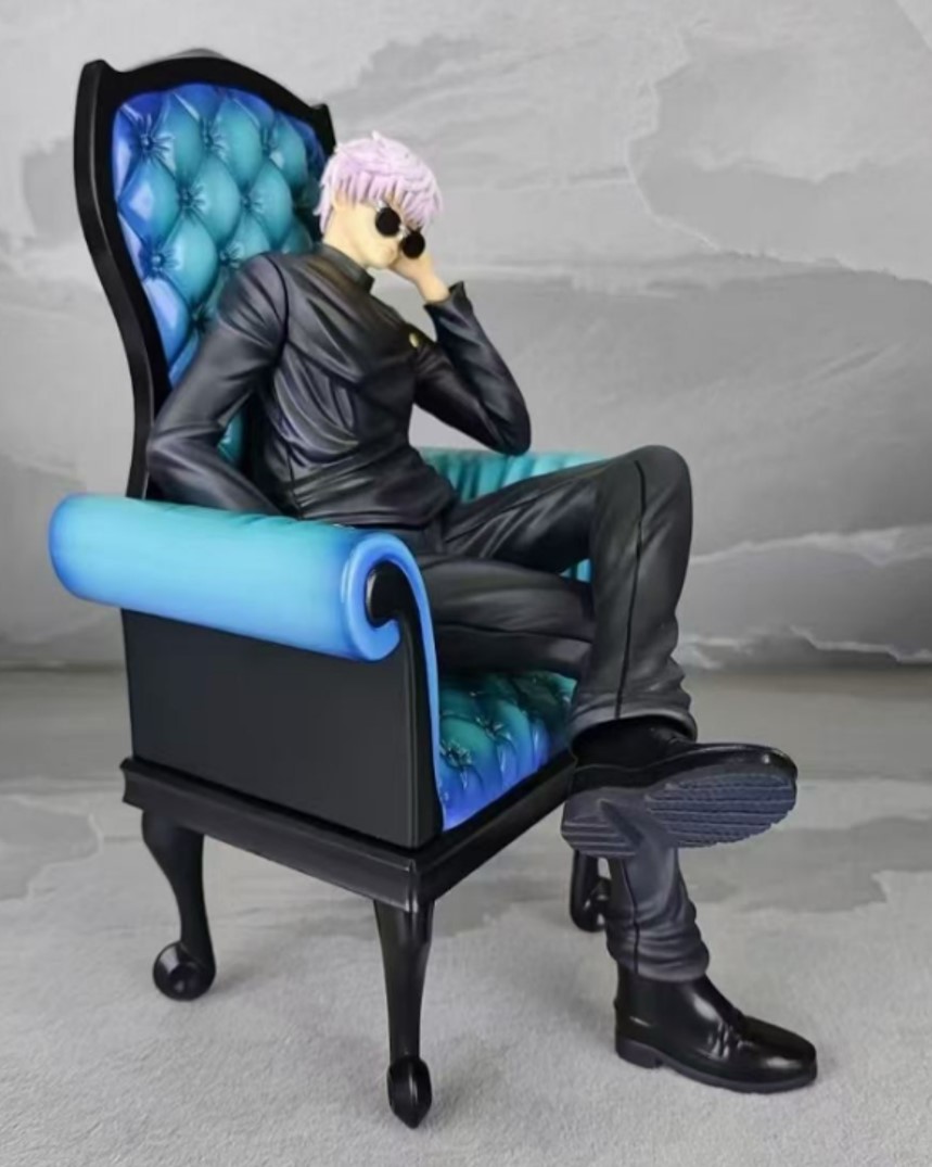 Figura Satoru Gojo Edici贸n Sentado en sill贸n 24CM