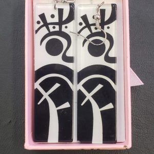 Par de Aretes de Tokio Revengers Negro con Blanco Estilo Abstracto